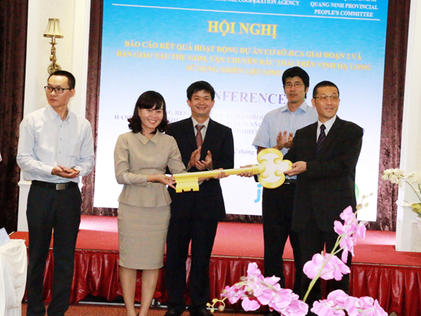 JICA Bàn giao tàu thu gom, vận chuyển rác thải chạy bằng nhiên liệu sinh học cho Quảng Ninh
